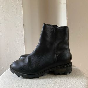 Black leather Sorel waterproof boots